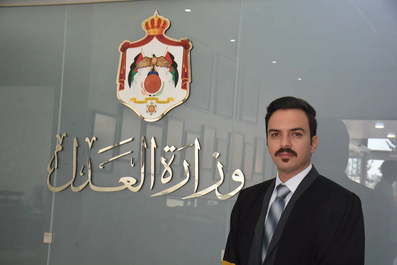 صورة مهنية مقدمة من مكتب المحامي وليد عوني